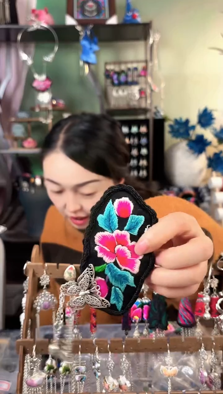 彩云南阁非遗老绣饰品542*