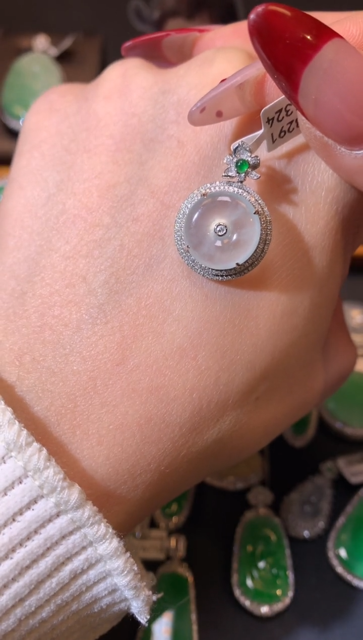 【闪购商品】翡翠吊坠(不含链)18K金镶嵌吊坠