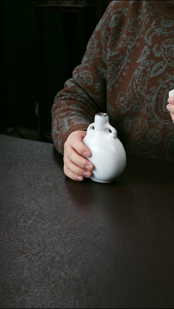 其他官窑象牙白抱月瓶2