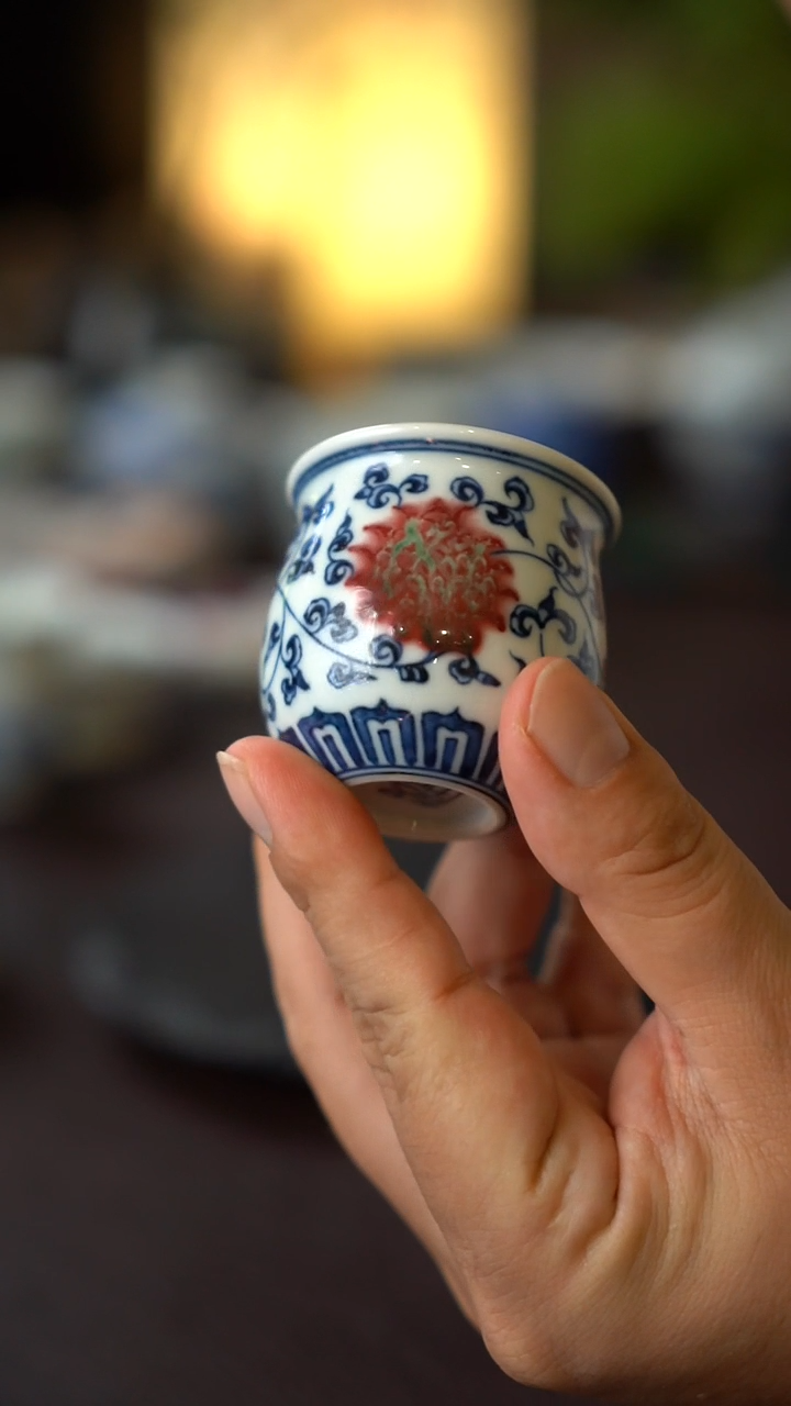 景德镇全手工手绘青花缠枝莲带内绘釉里红小缸杯