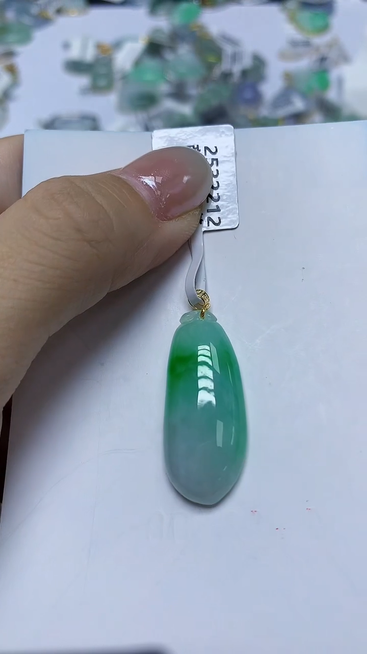 翡翠18K金镶嵌颈饰天然缅甸翡翠A货