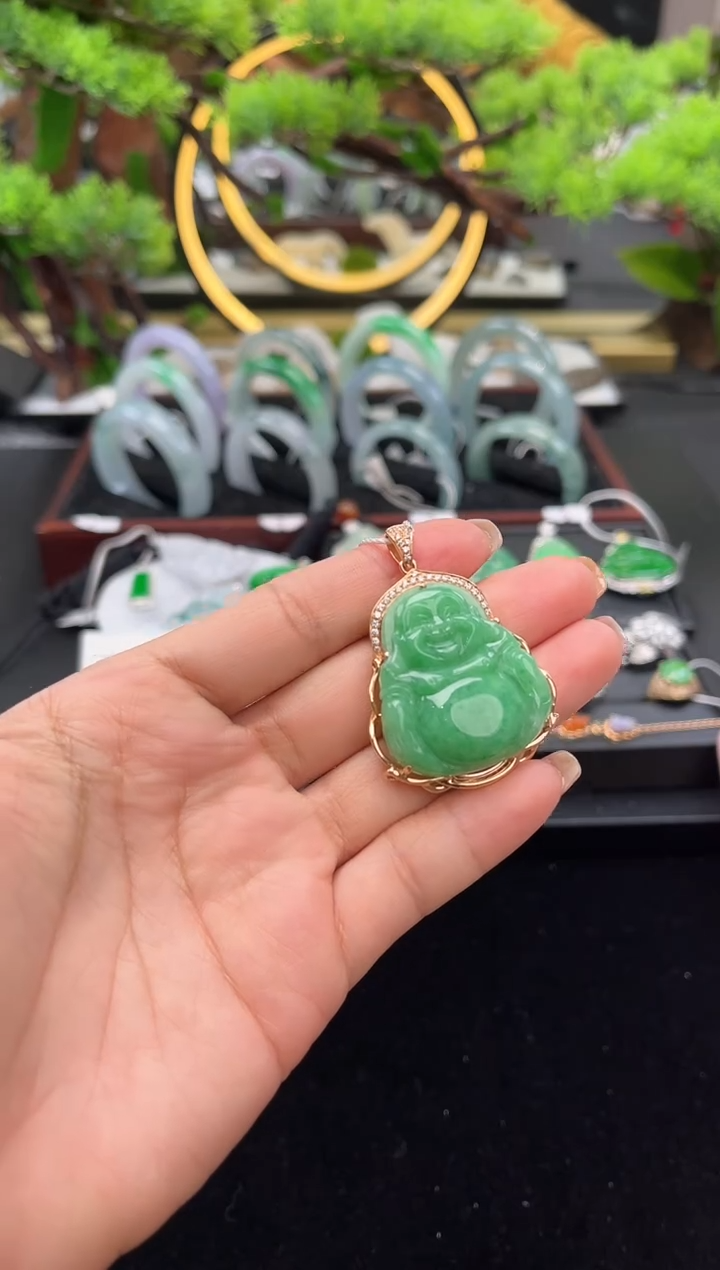 颈饰18K金镶嵌翡翠吊坠