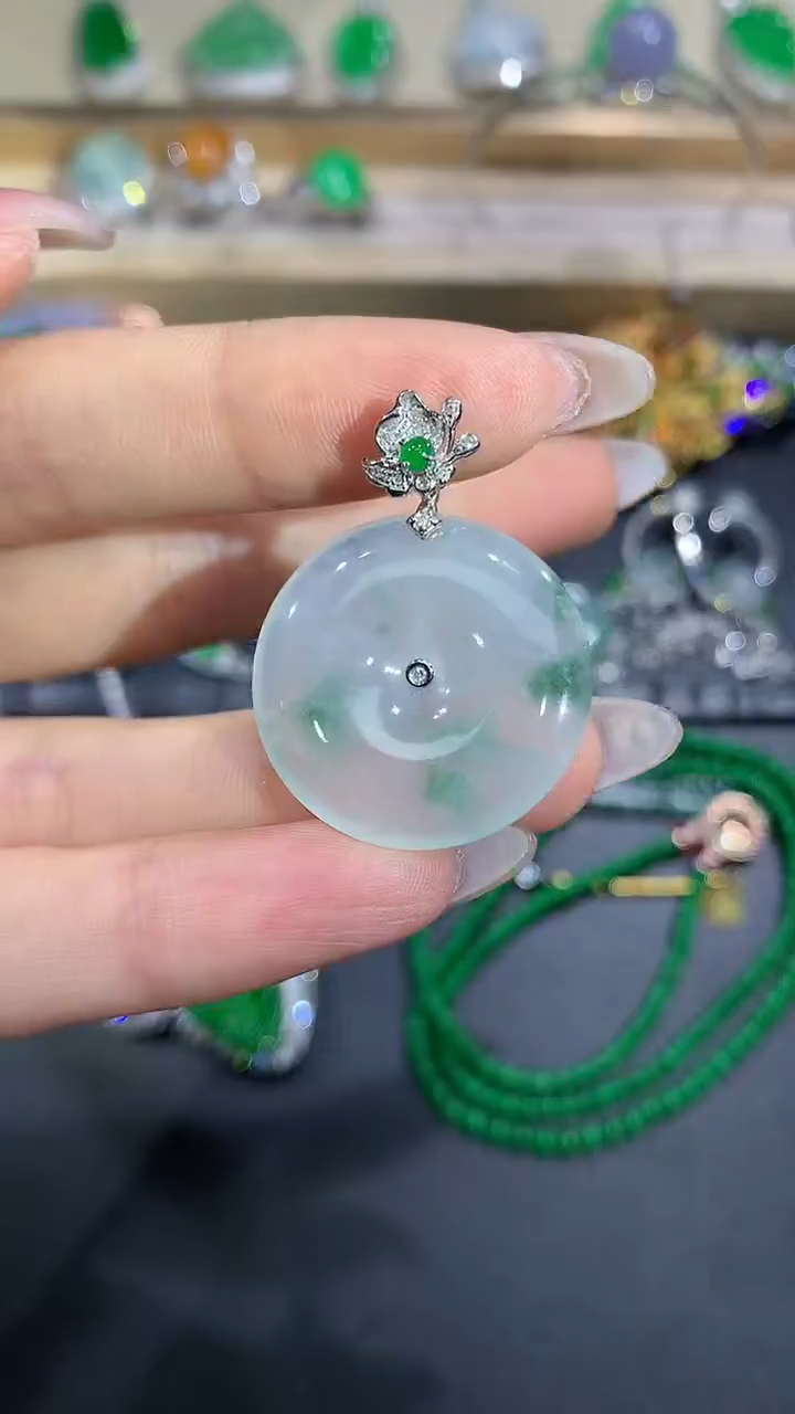 【闪购商品】翡翠吊坠(不含链)18K金镶嵌51团购