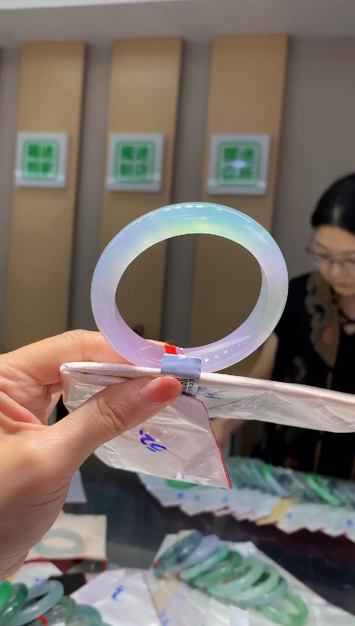 翡翠手镯未镶嵌-C10 圈口56 总价52.2万 定金2万