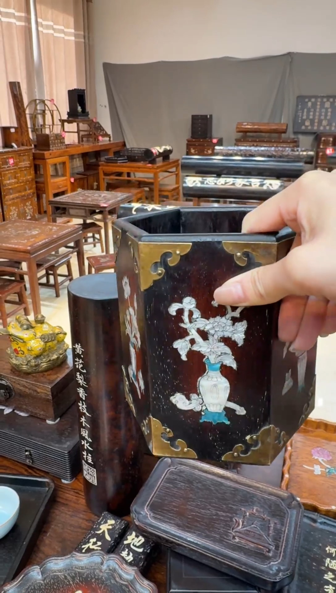 木紫檀木螺钿工艺笔筒