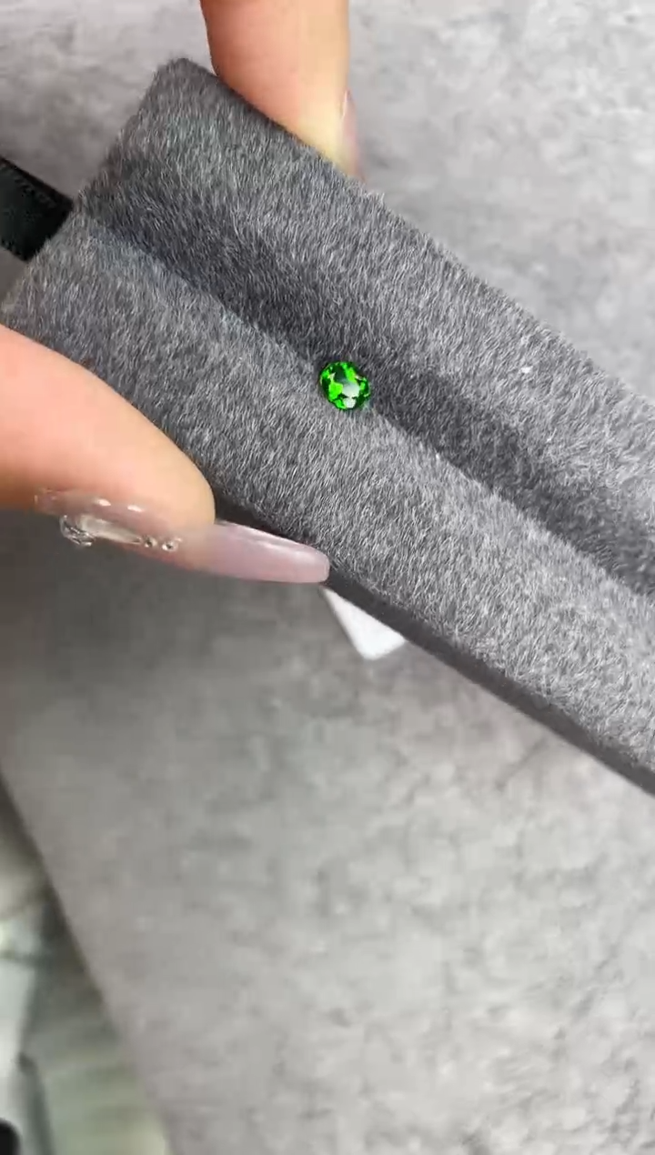 【闪购商品】透辉石裸石未镶嵌一颗