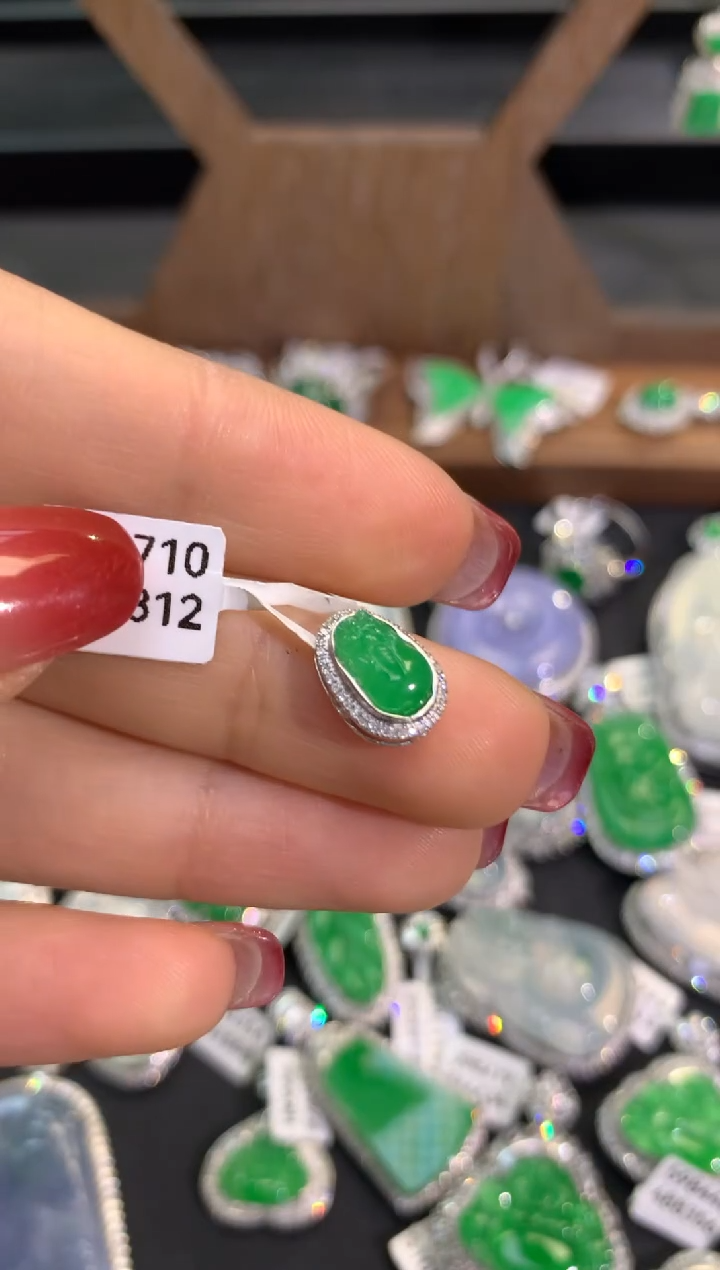 【闪购商品】翡翠吊坠(不含链)18K金镶嵌吊坠
