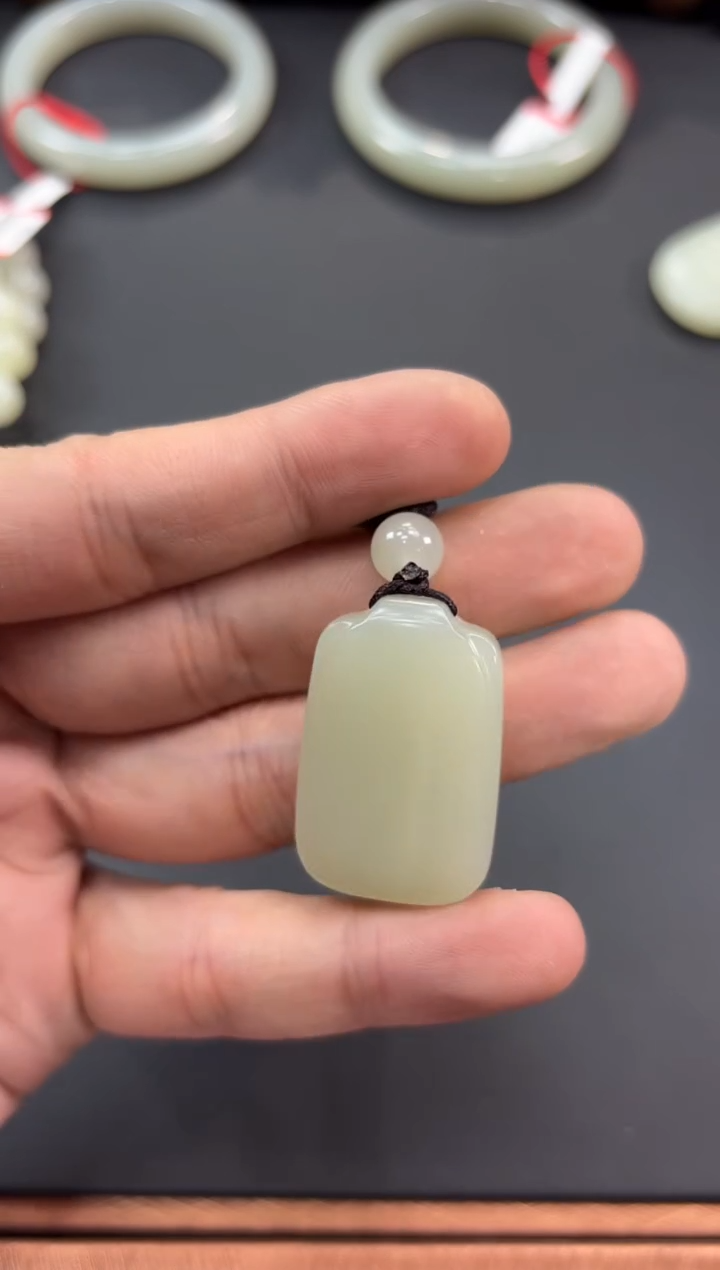 【闪购商品】和田玉吊坠(赠链)未镶嵌且末微色差迪克兰吊坠