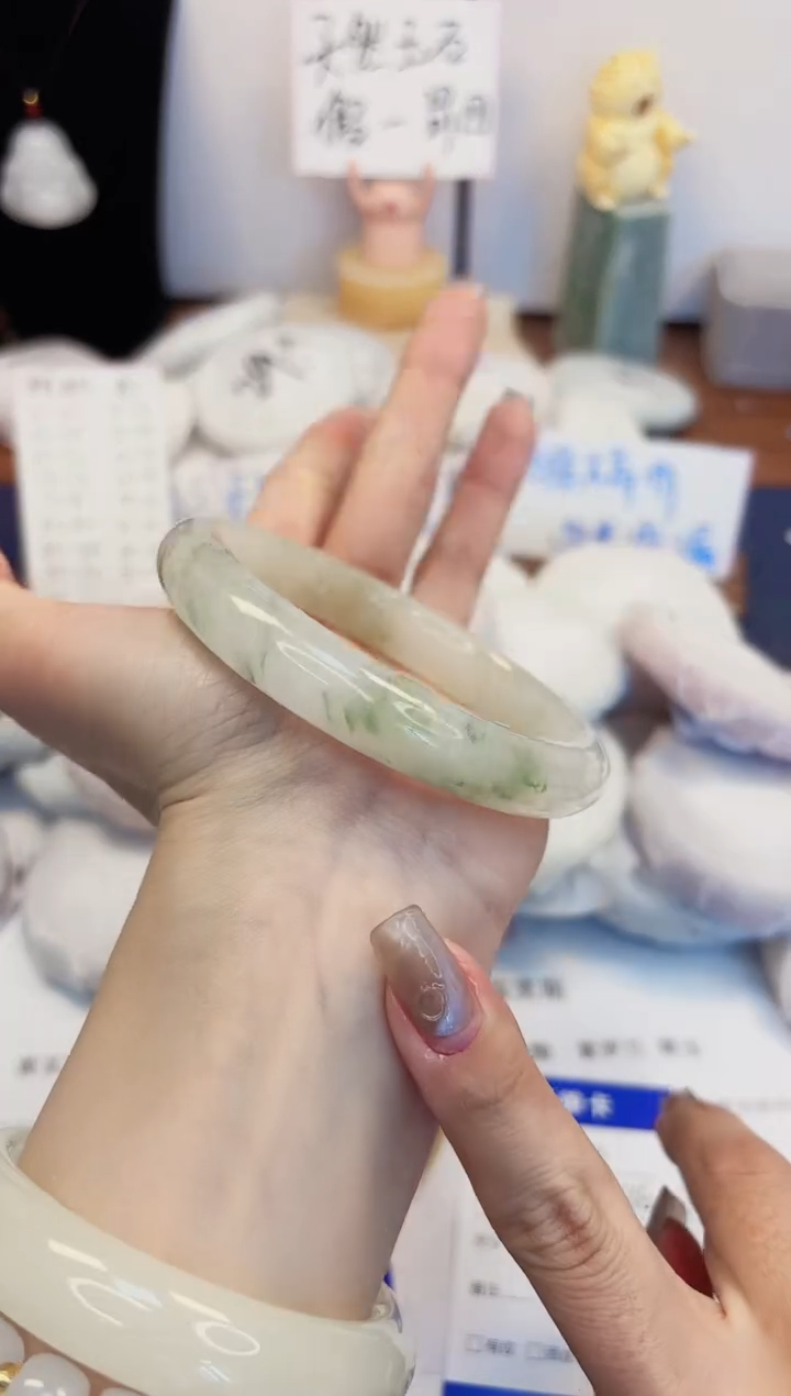 【闪购商品】石英质玉手镯未镶嵌375-天山翠-圈口64