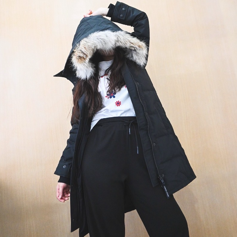 95新 加拿大鹅 黑色徽标贴饰连帽羽绒服/H13025