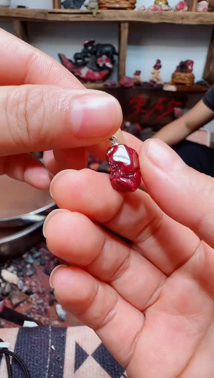 天然辰砂狗头砂吊坠38