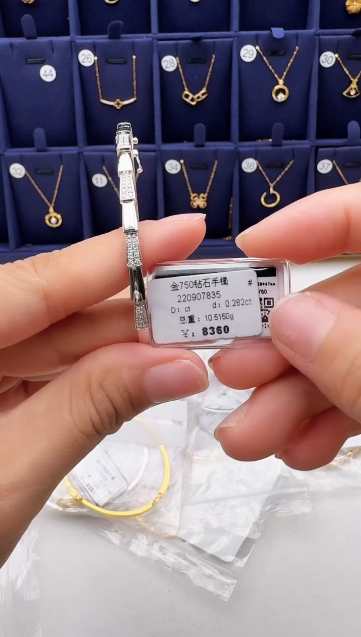 18K金镶嵌手镯钻石手镯