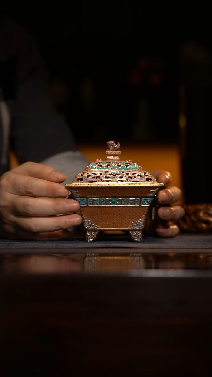 瓷片斯*秀宝蕴阁 重工雕刻描金狮耳香炉