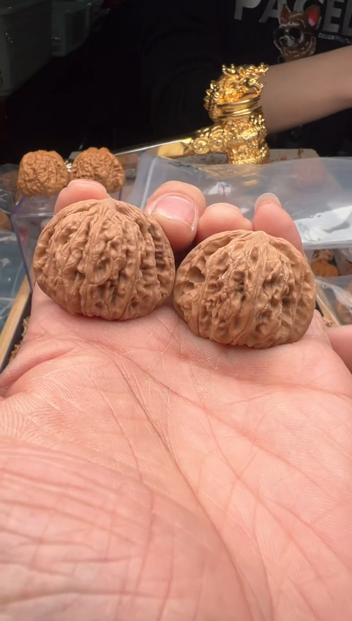 【闪购商品】文玩核桃吊坠36左右尺寸白茬红宝石随机发一对