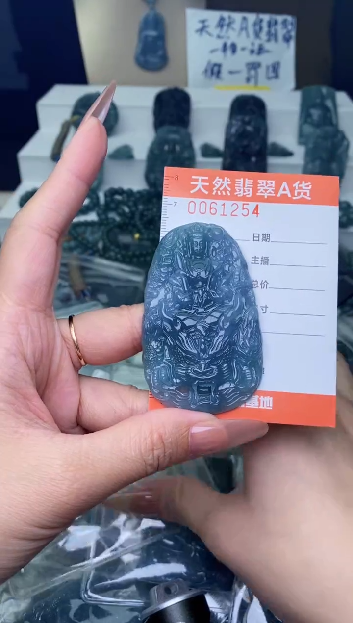 翡翠未镶嵌颈饰···············