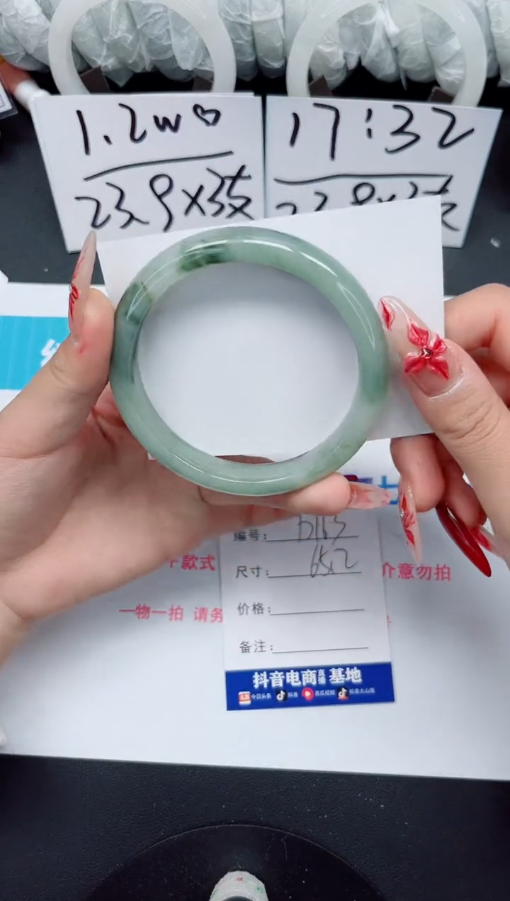 【闪购商品】石英质玉手镯未镶嵌b163