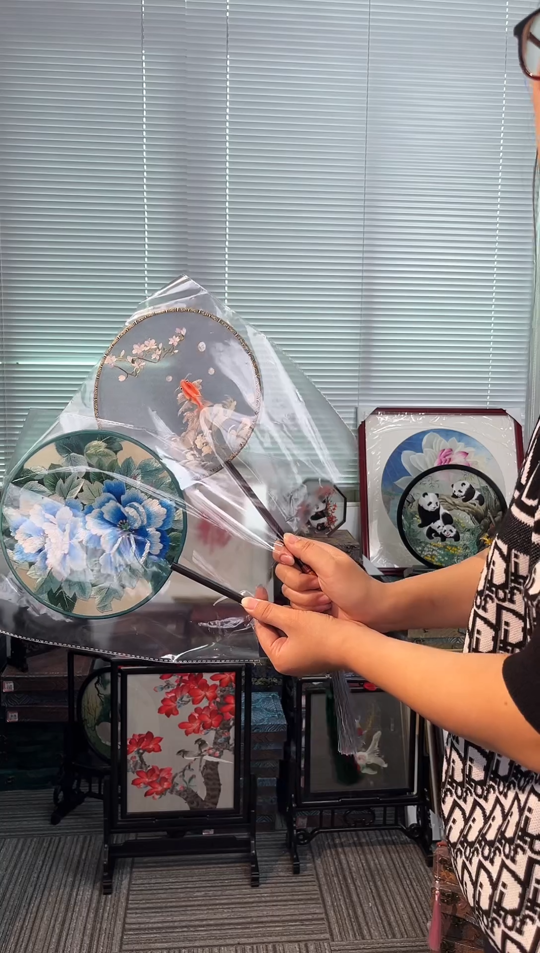 织绣以芊手扇扇子