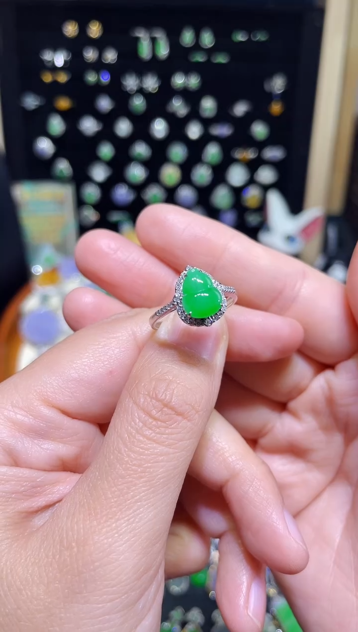【闪购商品】翡翠颈饰18K金镶嵌正阳满绿葫芦戒指