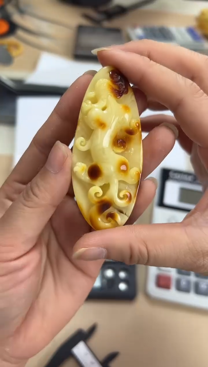 【闪购商品】琥珀裸石未镶嵌蜜蜡吊坠