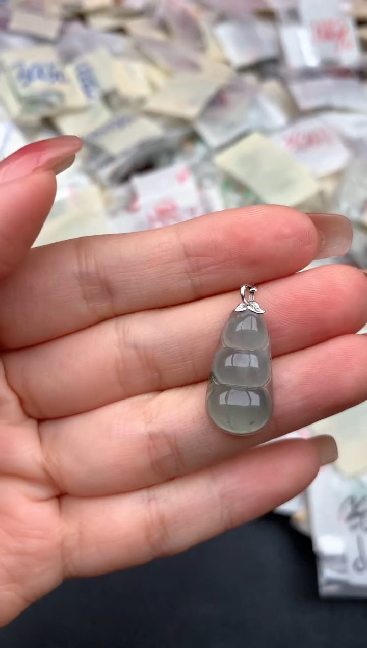 18K金镶嵌挂件翡翠一