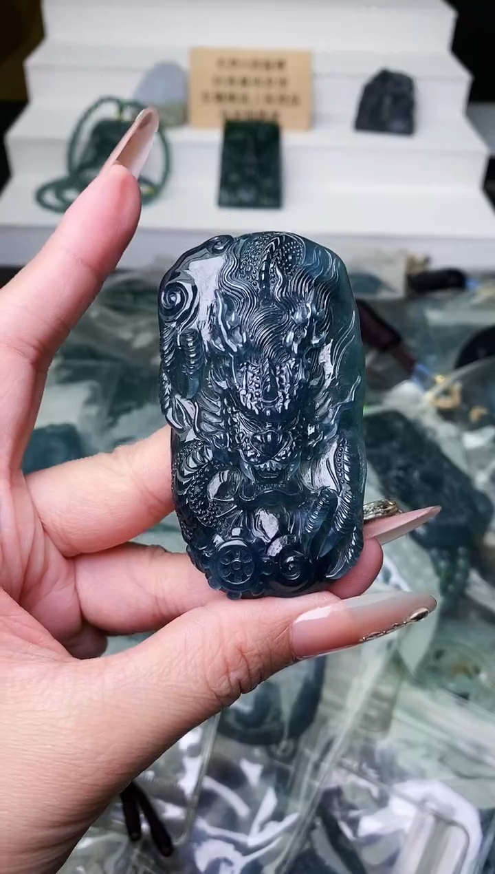 颈饰未镶嵌翡翠 