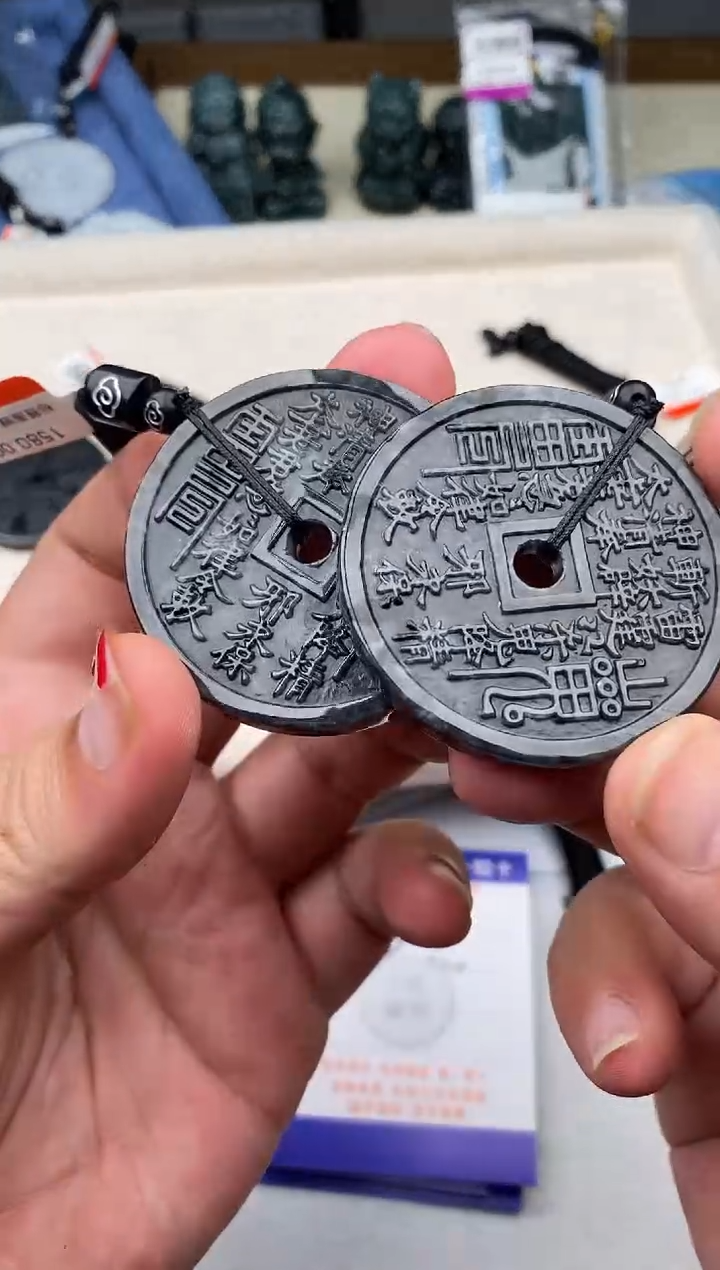 翡翠未镶嵌颈饰多样性发其一