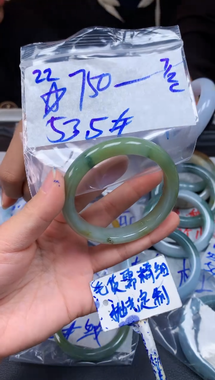 【闪购商品】定制翡翠未镶嵌22毛货需精细抛光手镯多样性拍一发一