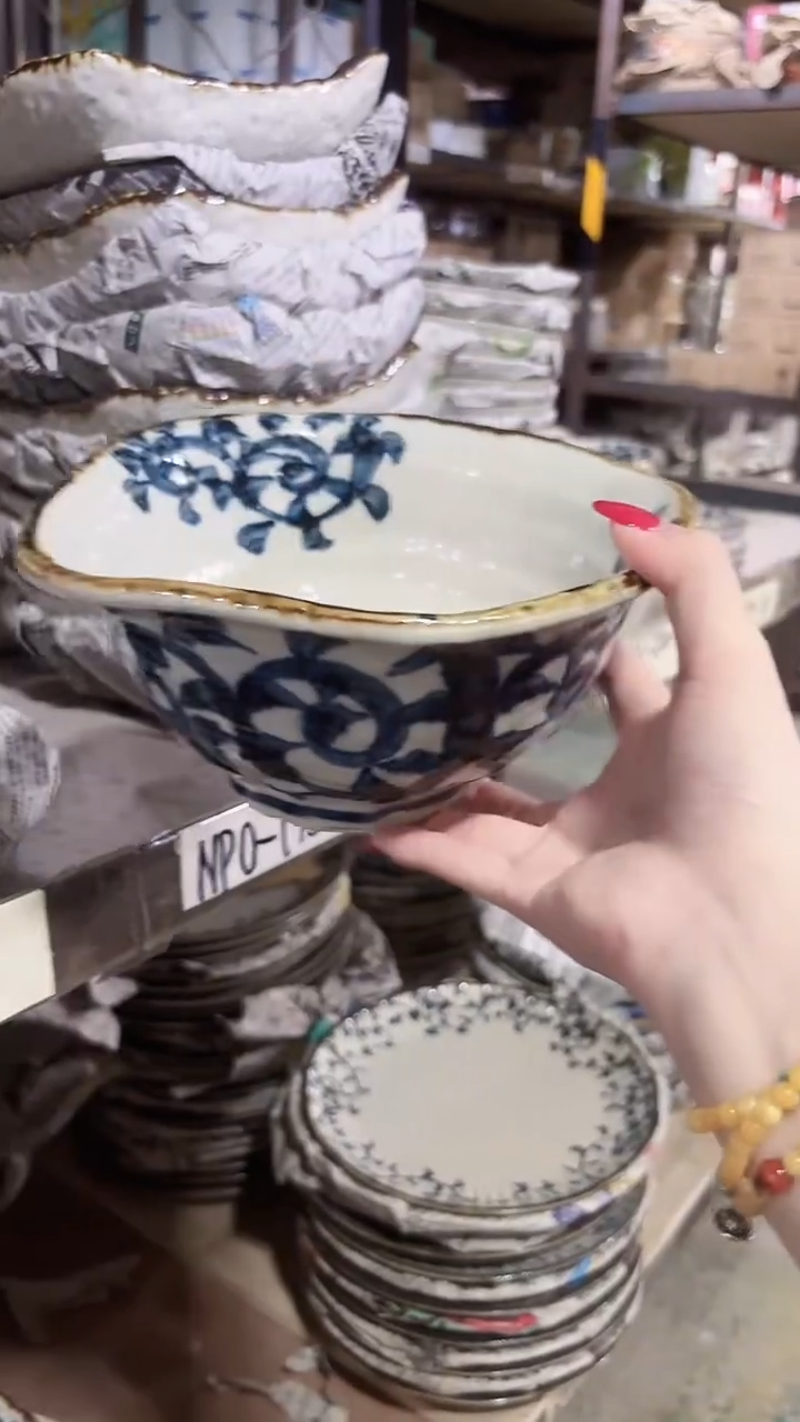 陶瓷唐草19cm变形碗一个