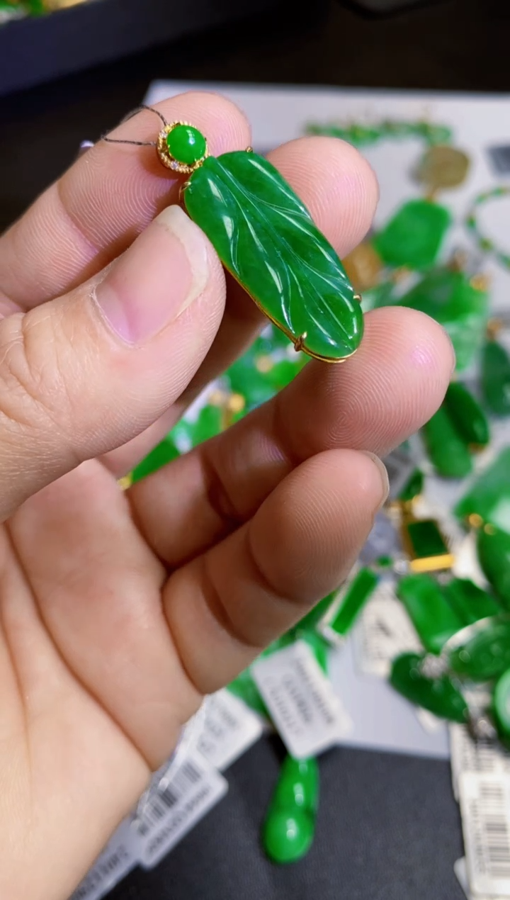 【闪购商品】翡翠颈饰18K金镶嵌叶子