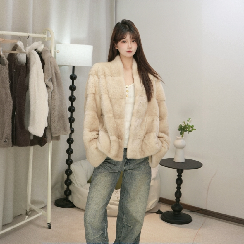 么恩蒙MENGMARTEN2025新款V领横排皮草水貂精致时尚外套2592