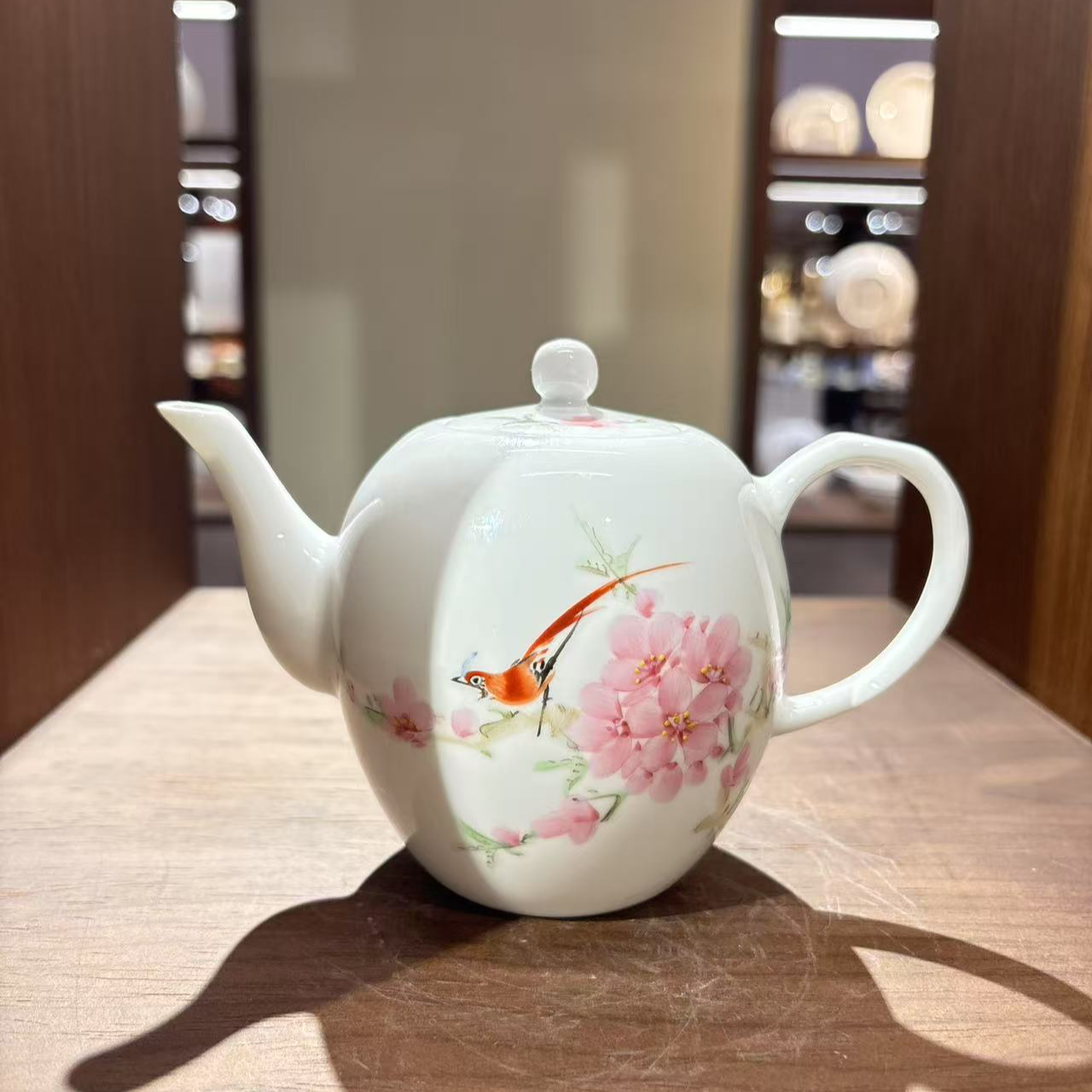 景德镇陶瓷水点桃花玉兰壶