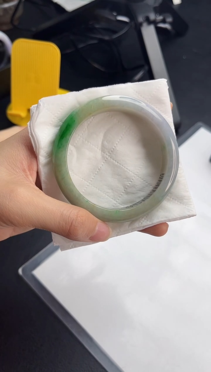 翡翠手镯未镶嵌翡翠1