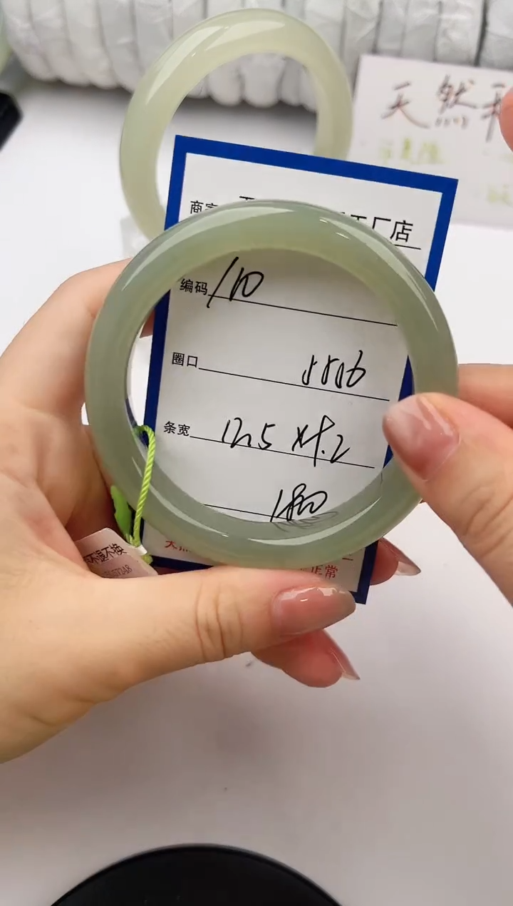 和田玉手镯未镶嵌110颜色微差无瑕疵