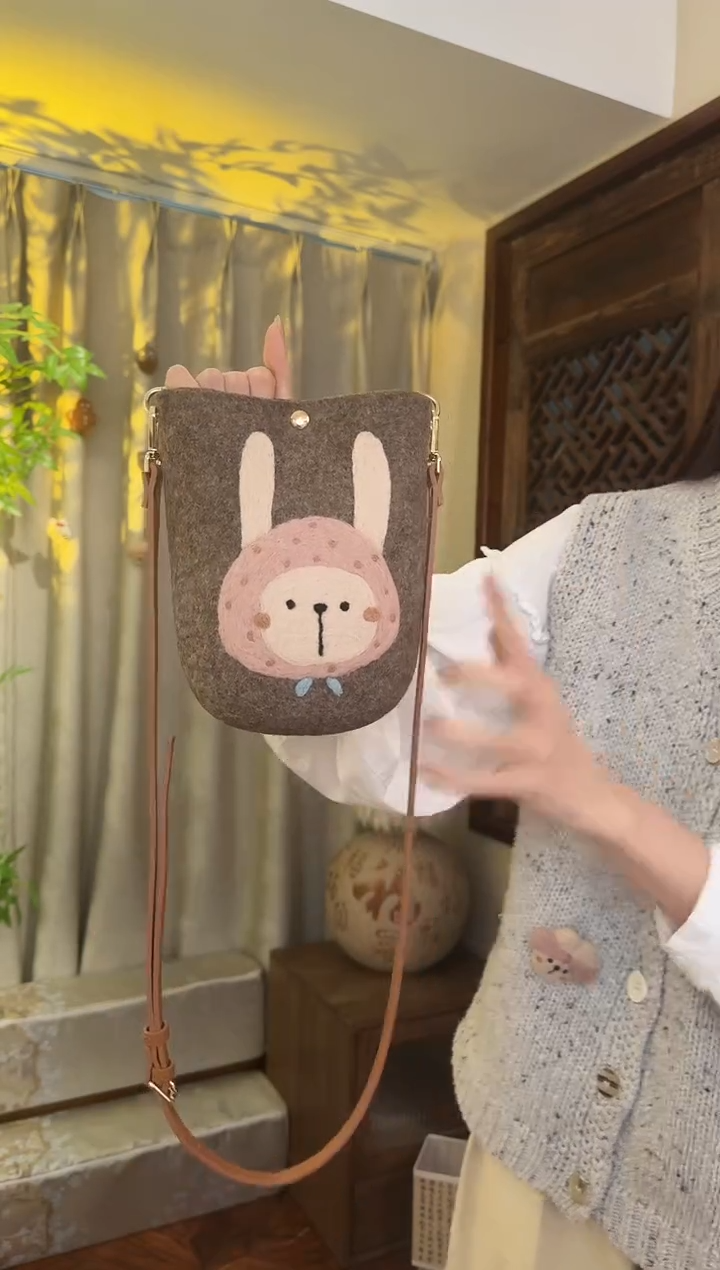 羊毛非遗纯手工包  手机包兔子