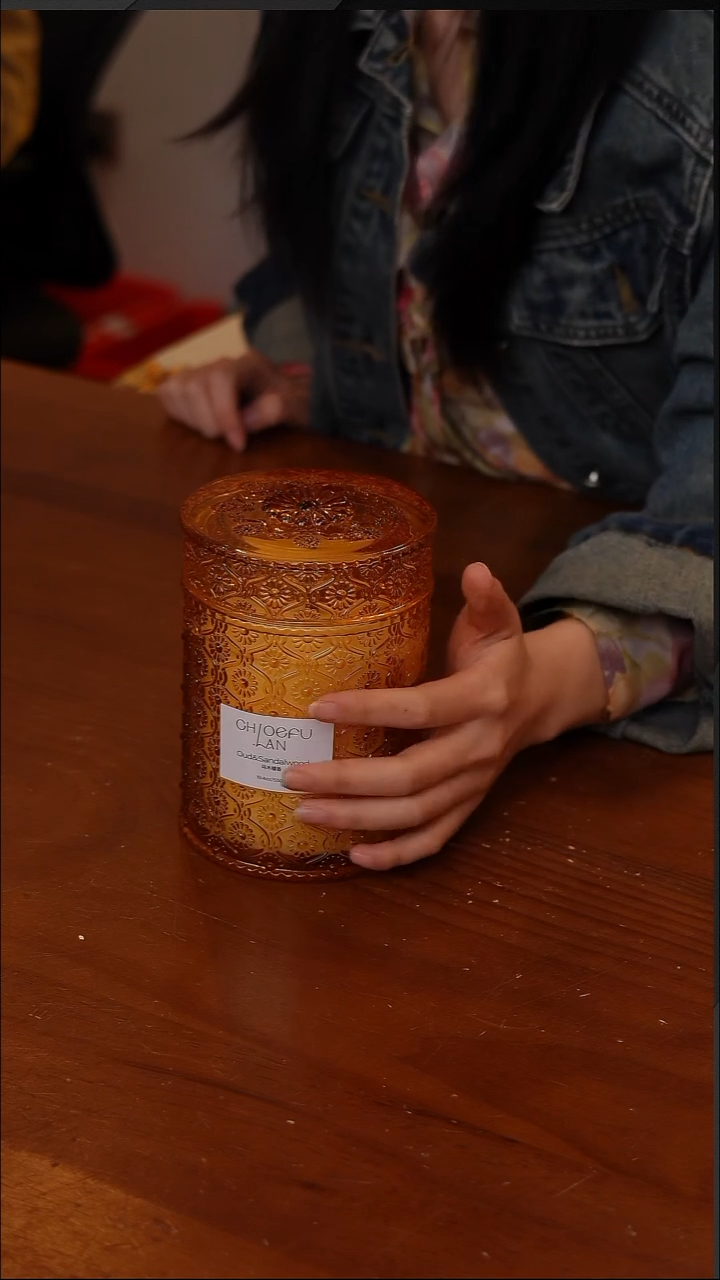 陶74-意大利浮雕繁花玻璃杯香薰蜡烛-乌木檀香550g-CF3167