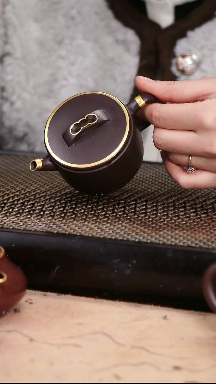 茶壶紫砂四号井茄皮紫泥描金欢喜平底小汉瓦130cc