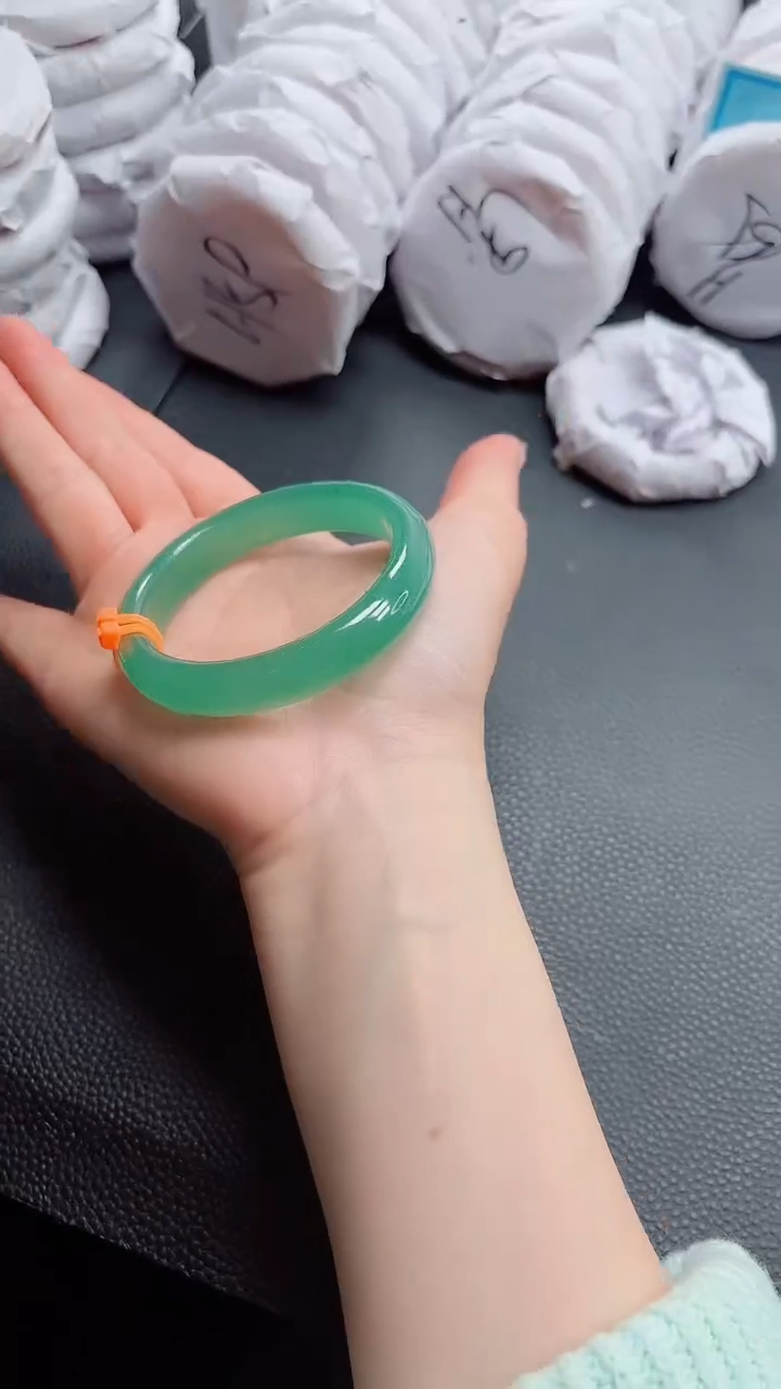 【闪购商品】石英质玉手镯未镶嵌96