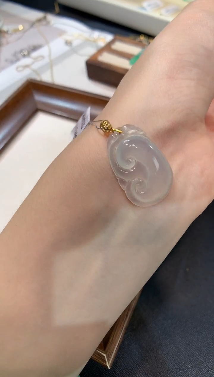 颈饰18K金镶嵌翡翠如意