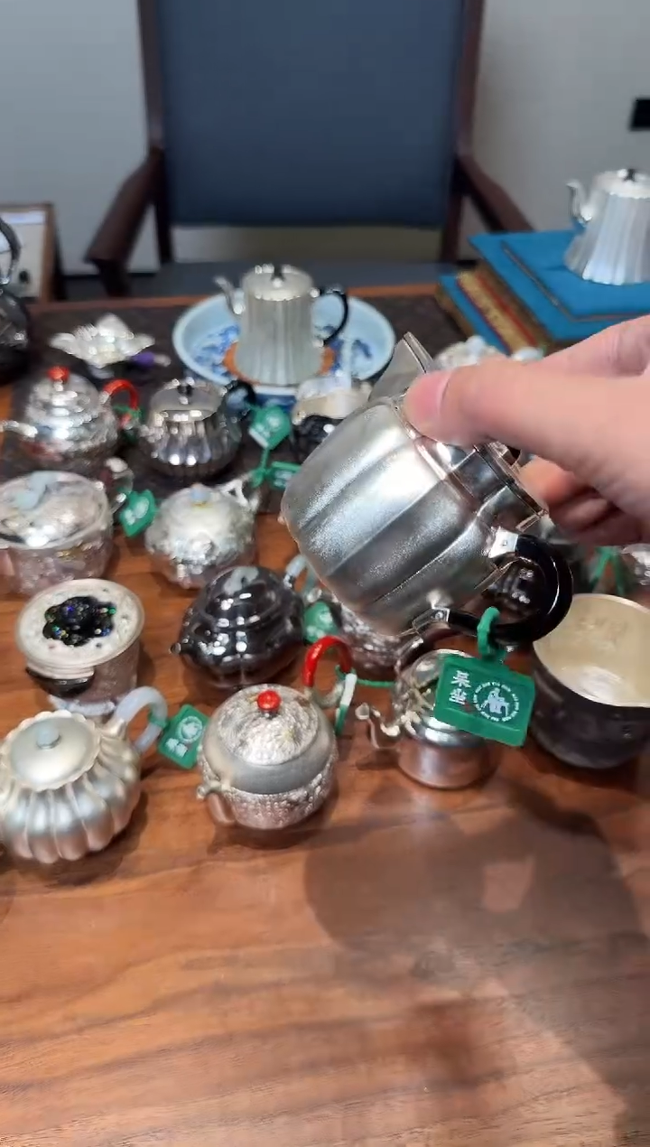 *?*麒呆坐 雪花纹整敲莲瓣官帽壶