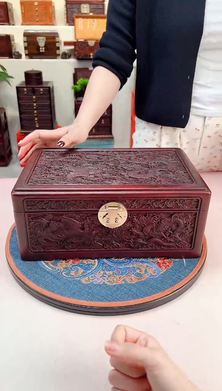 紫檀木类成套家具精雕龙盒