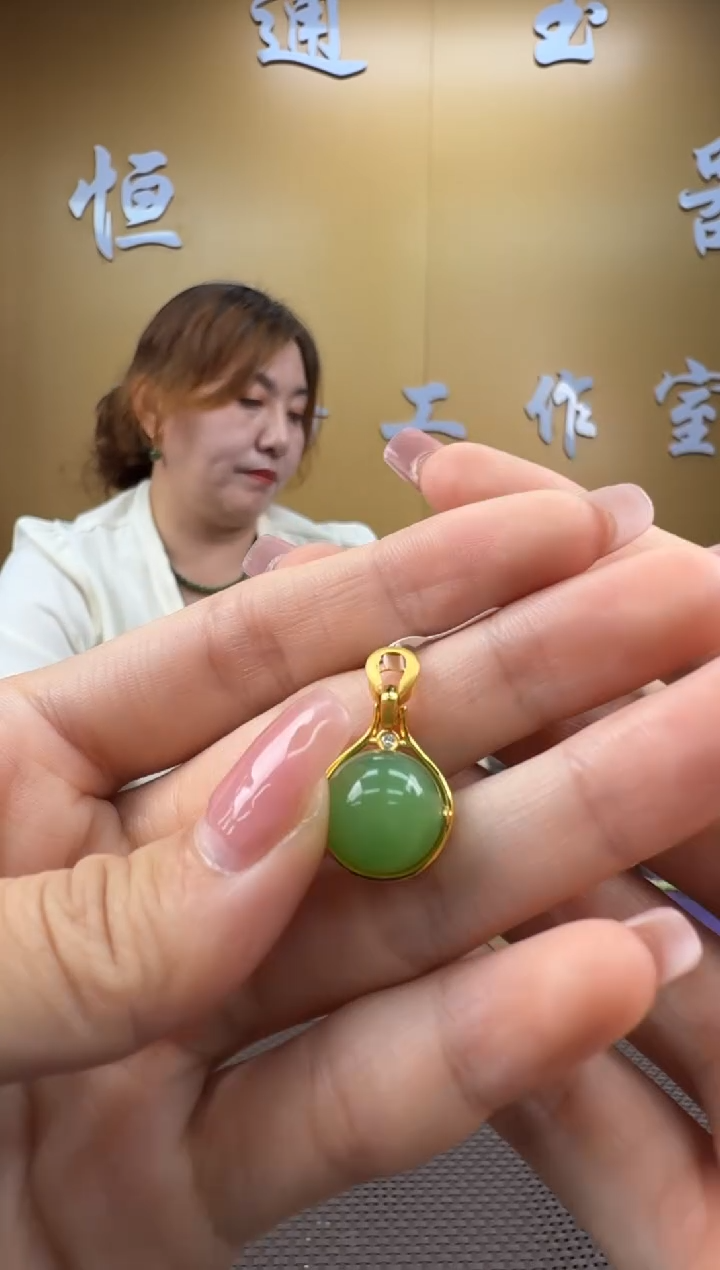 颈饰18K金镶嵌和田玉挂件