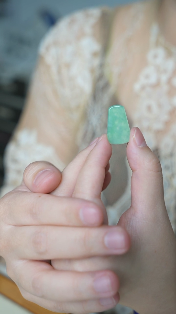 【闪购商品】翡翠裸石AA/甜绿翡翠无事牌