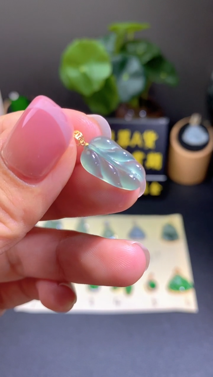 翡翠18K金镶嵌颈饰翡翠A货