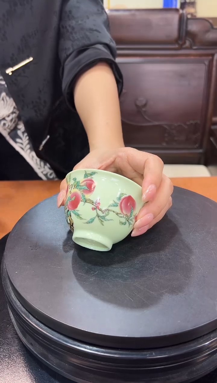 摆件瓷绿稀土寿桃内绘压手杯