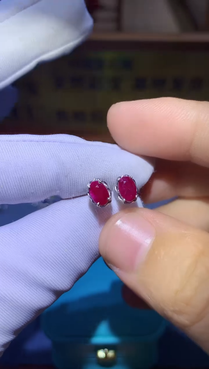 【闪购商品】红宝石耳饰18K金镶嵌........