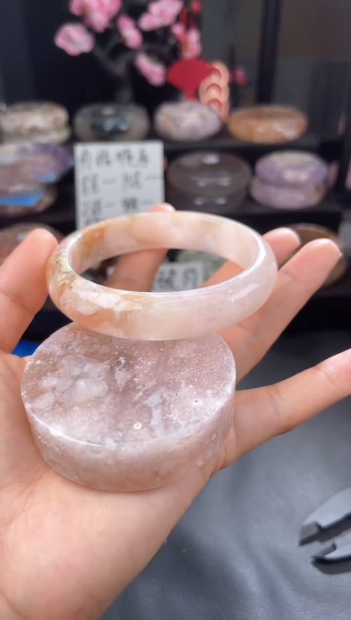 【闪购商品】石英质玉手镯未镶嵌64