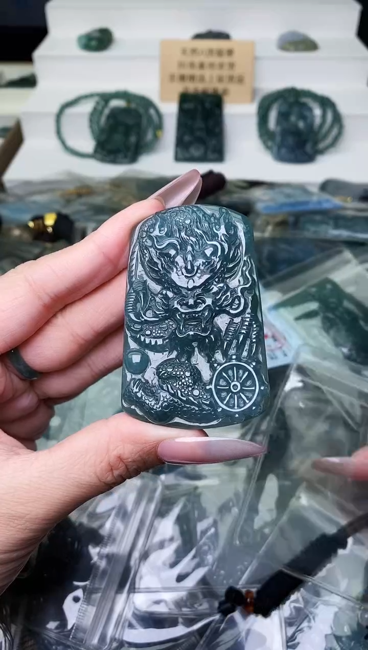 颈饰未镶嵌翡翠 