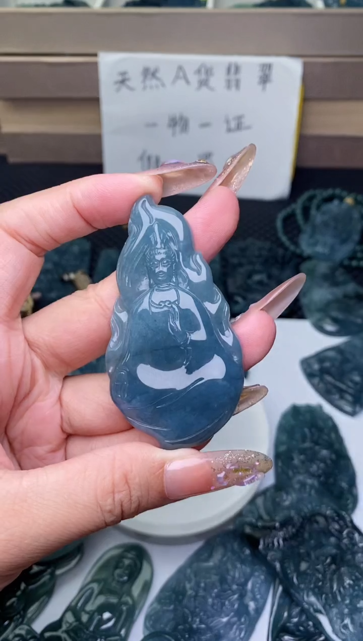 翡翠未镶嵌颈饰          
