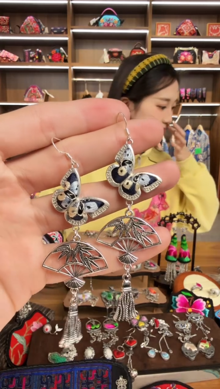 【闪购商品】织绣95蒙阿苏苗绣传承