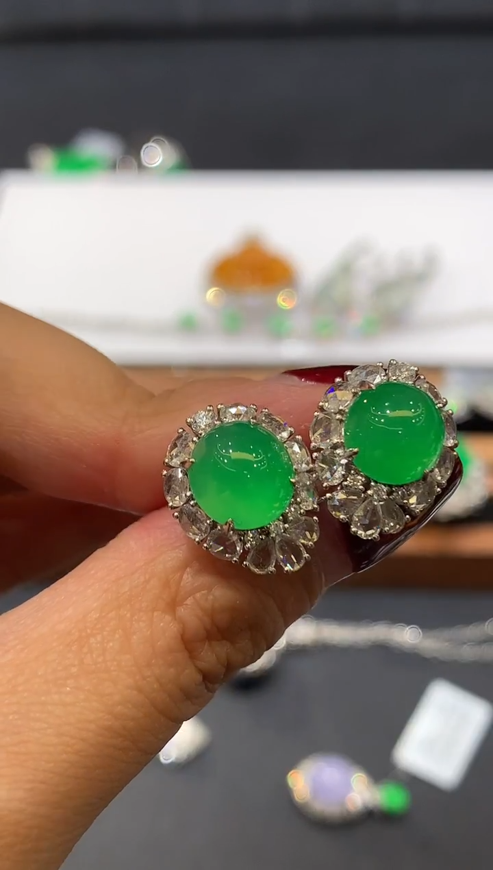 18K金镶嵌翡翠耳饰阿*秋无鉴赏 多样性发其一